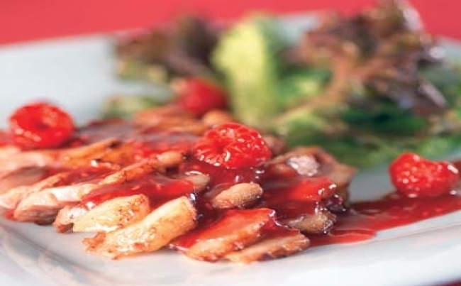 Pato con salsa de frambuesas